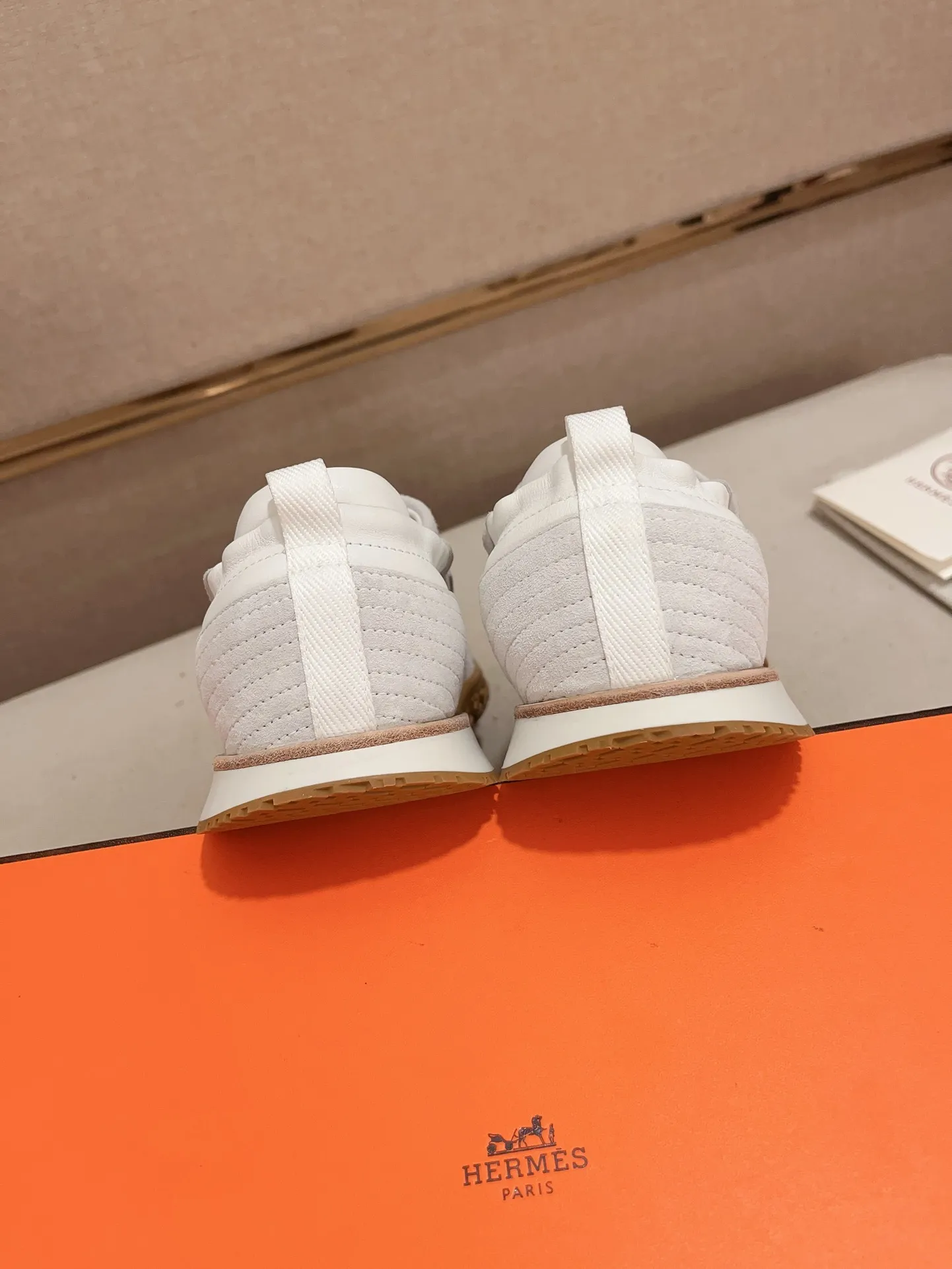 Men's men's shoes 💰: 720💰 Hermes top version # Couple style 💏 24ss casual sneakers Suede goatskin sneakers decorated with contrasting patterns and iconic "H" details, beautifully packaged at the delivery counter 🛍📦 Fabric: suede + cowhide Lining: mixed sheep lining Outsole: original TPU Bottom thickness: 2CM Size: 35-44